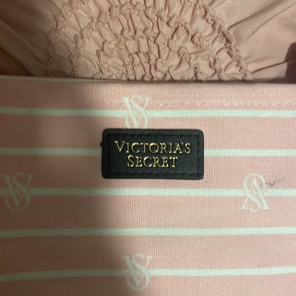 Pink duffle bag 💼 - Picture 2 of 5